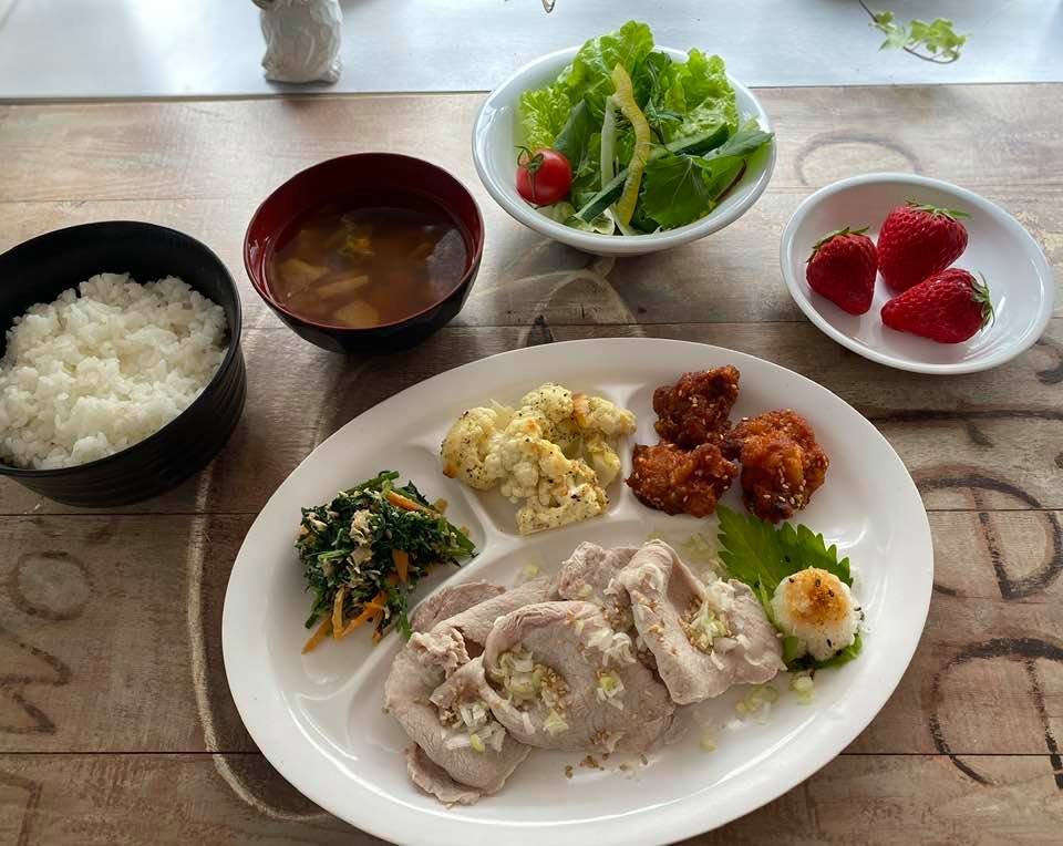 28日の夕食 ヤンニョムチキン、豚しゃぶ、人参の葉とツナの和え物、カリフラワーのチーズ焼きほか。